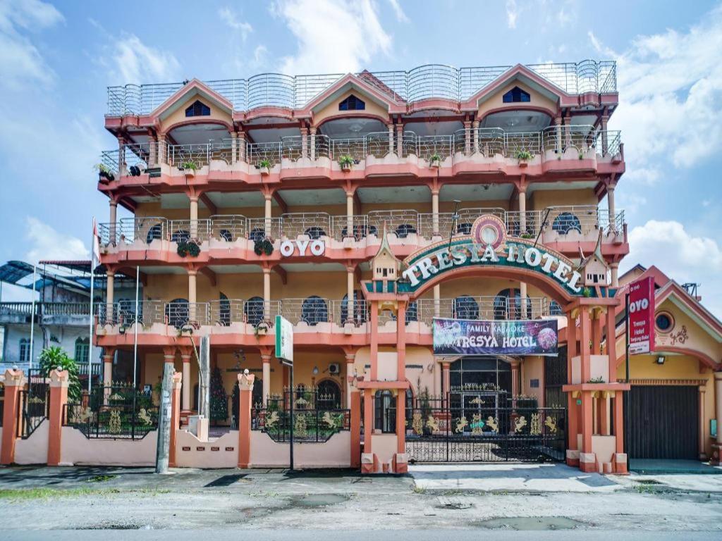 Oyo 1140 Hotel Tresya Tanjung Balai Tanjungbalai Buitenkant foto